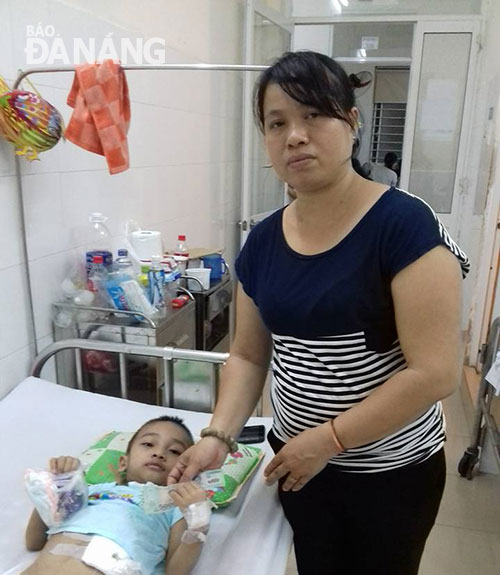 Chị Nguyễn Thúy Hồng Mỹ Lệ Dung đến thăm và ủng hộ tiền cho một bệnh nhi bị bệnh hiểm nghèo tại Bệnh viện Phụ sản-Nhi Đà Nẵng. 