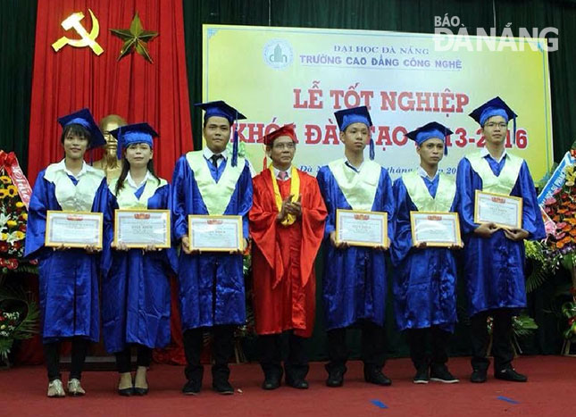 Trịnh Anh Sang (thứ 3, trái sang) nhận bằng  tốt nghiệp thủ khoa chuyên ngành hệ thống điện  Trường Cao đẳng Công nghệ (Đại học Đà Nẵng).