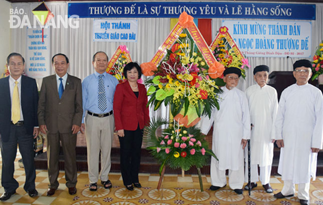Chủ tịch Ủy ban MTTQ Việt Nam thành phố Đặng Thị Kim Liên tặng hoa chúc mừng Ban Thường trực Hội thánh truyền giáo Cao đài. 				                   Ảnh: TRỌNG HÙNG