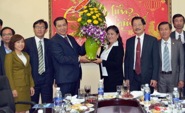 Chủ tịch UBND thành phố Huỳnh Đức Thơ tặng hoa chúc mừng Công ty CP Dệt may 29-3