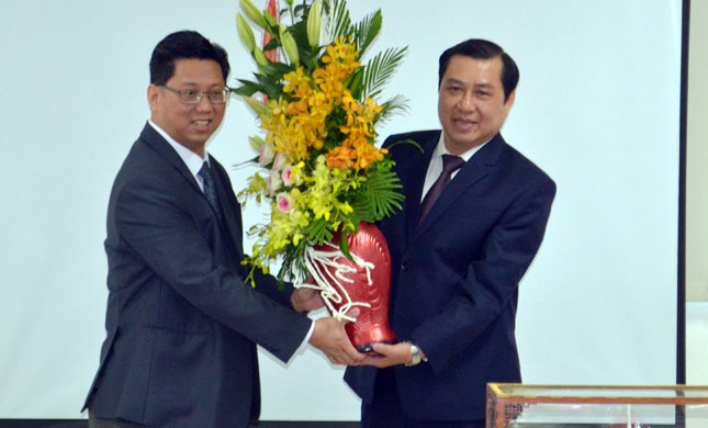 Chủ tịch UBND thành phố Huỳnh Đức Thơ tặng hoa chúc mừng công ty TNHH TCIE Việt Nam tại Đà Nẵng