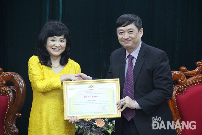 Phó Chủ tịch UBND thành phố Đặng Việt Dũng trao tặng bằng khen của Chủ tịch UBND thành phố cho Tiến sĩ Yukiko Hirai. Ảnh: QUỐC KHẢI