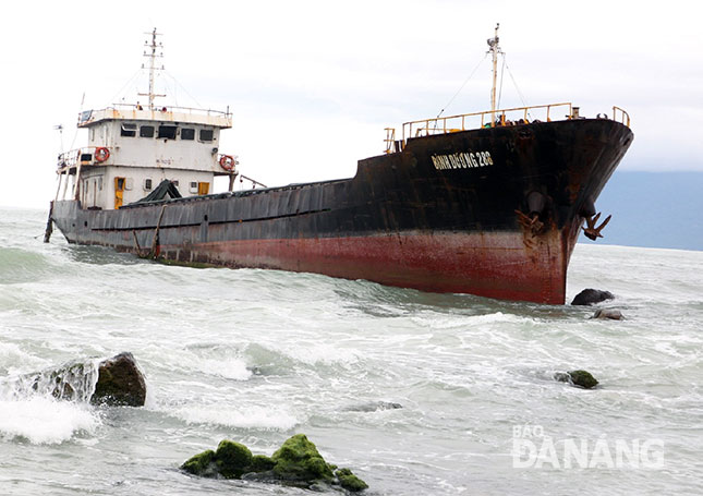 Tàu Bình Dương 288 ngày càng bị sóng đánh dạt vào bãi đá.