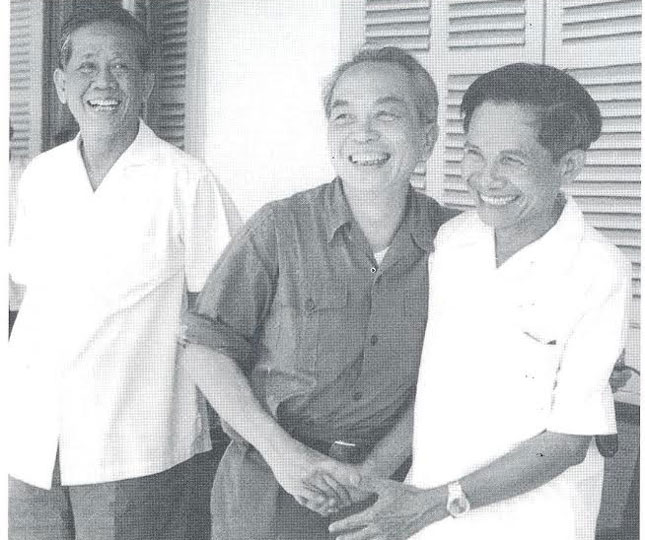 Nụ cười chiến thắng (Đà Nẵng 1975). Tổng Bí thư Lê Duẩn, Đại tướng Võ Nguyên Giáp, Chủ tịch quân quản thành phố Đà Nẵng Hồ Nghinh  (từ trái qua phải).