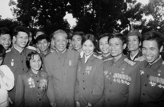 Tổng Bí thư Lê Duẩn với các đại biểu Thanh niên Quân đội tham dự Đại hội đại biểu Đoàn Thanh niên Cộng sản Hồ Chí Minh toàn quốc lần thứ IV tại Hà Nội (20-2-1980).  					               Ảnh: TTXVN