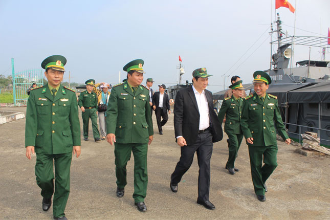 Chủ tịch UBND thành phố Huỳnh Đức Thơ đến thăm Hải đội 2 Bộ đội Biên phòng thành phố, đơn vị Anh hùng trong thời kỳ đổi mới. Ảnh: BÁ VĨNH