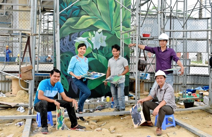 Group of artist from Tân Hà Nội Company work at the airport. – Photo courtesy of Tân Hà Nội Company Read more at http://vietnamnews.vn/life-style/374177/da-nang-airport-transformed-into-tropical-garden.html#pVll9vhZZ7ZyoPZO.99