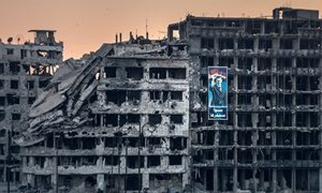    Một khu mua sắm đổ nát ở thành phố Homs, tháng 6-2014 .