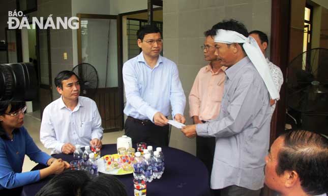 Vice Chairman Minh (3rd left) presenting 20 million VND to Mr Bay
