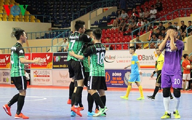 Hoàng Thư Đà Nẵng beat Sanna Khánh Hòa 1-0 in the National Futsal (indoor football) Championship in HCM City. — Photo vov.vn Read more at http://vietnamnews.vn/sports/374346/hoang-thu-da-nang-wins-over-experience-sanna-khanh-hoa-in-natl-champs.html#sLpZPjF1YJJDaTAh.99
