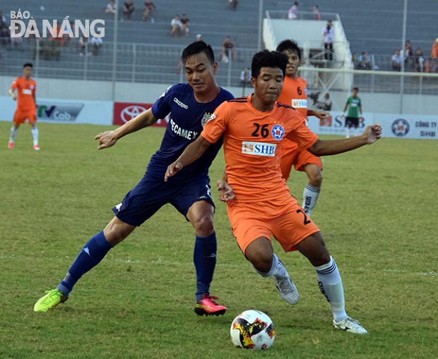 SHB DN’s striker Ha Duc Chinh (in orange)