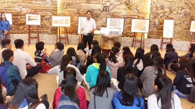 Enthralled: Students visit the Đà Nẵng City’s museum. VNS Photo Công Thành Read more at http://vietnamnews.vn/life-style/374270/central-city-to-host-asean-community-exhibition.html#YhwVoYrMO8BbG6JI.99