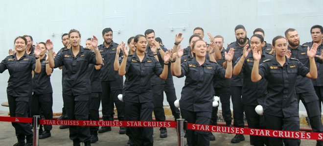 Thủy thủ đoàn trên tàu Hải quân Hoàng gia biểu diễn một số tiết mục múa vui nhộn và đặc sắc ngay tại khu vực cầu Cảng Tiên Sa (Đà Nẵng).