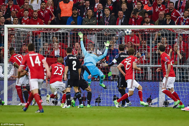Vidal giúp Bayern Munich có được bàn thắng dẫn trước
