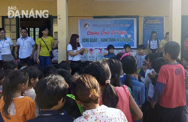 Hành trình từ thiện của Câu lạc bộ tình nguyện Cầu Vồng tại huyện Đông Giang, tỉnh Quảng Nam.