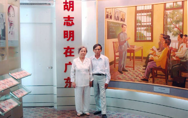 Ông Chu Trọng Huyến và vợ thăm Bảo tàng Hồ Chí Minh tại Quảng Châu, Trung Quốc năm 2005.