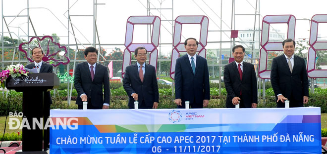 Chủ tịch nước Trần Đại Quang và lãnh đạo thành phố Đà Nẵng bấm nút khởi động đồng hồ đếm ngược Tuần lễ Cấp cao APEC 2017