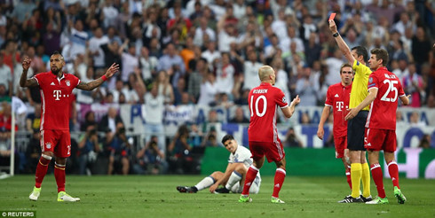 Vidal (ngoài cùng bên trái) nhận thẻ đỏ khiến Bayern thua trận trước Real (Ảnh: Reuters).
