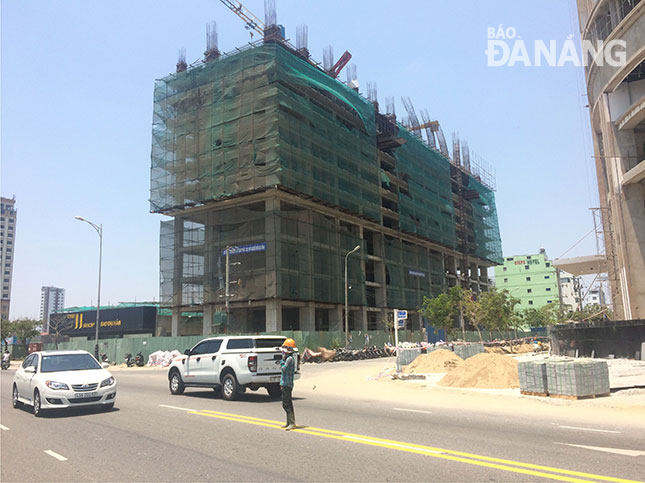 Công trình khách sạn và căn hộ cao cấp Central Coast trên địa bàn phường Phước Mỹ, quận Sơn Trà sau 2 lần bị phạt vẫn cố tình xây đến tầng 10 và chỉ dừng thi công khi bị phạt 1 tỷ đồng vào ngày  13-4-2017.