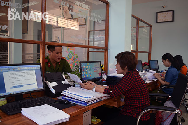 Người dân làm thủ tục hành chính tại UBND phường Thuận Phước, quận Hải Châu.