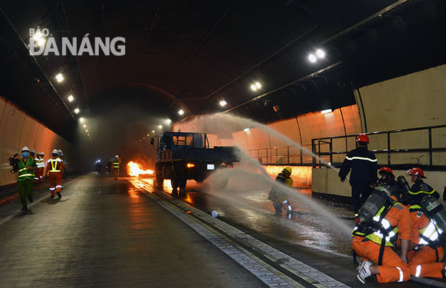 Lực lượng Cảnh sát PCCC Đà Nẵng và Thừa Thiên Huế tham gia diễn tập công tác chữa cháy trong hầm Hải Vân.