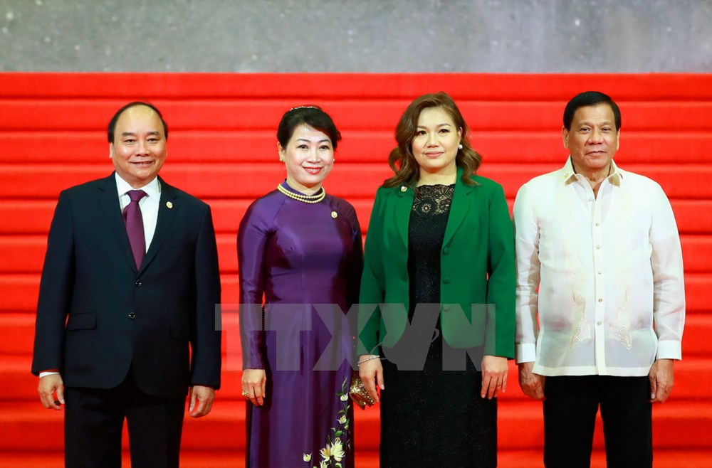 Tổng thống nước Cộng hòa Philippines Rodrigo Roa Duterte đón Thủ tướng Nguyễn Xuân Phúc và Phu nhân. (Ảnh: Thống Nhất/TTXVN)