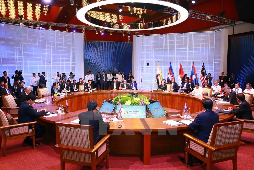 Thủ tướng Nguyễn Xuân Phúc tham dự Phiên toàn thể Hội nghị Cấp cao ASEAN lần thứ 30. (Ảnh: Thống Nhất/TTXVN)