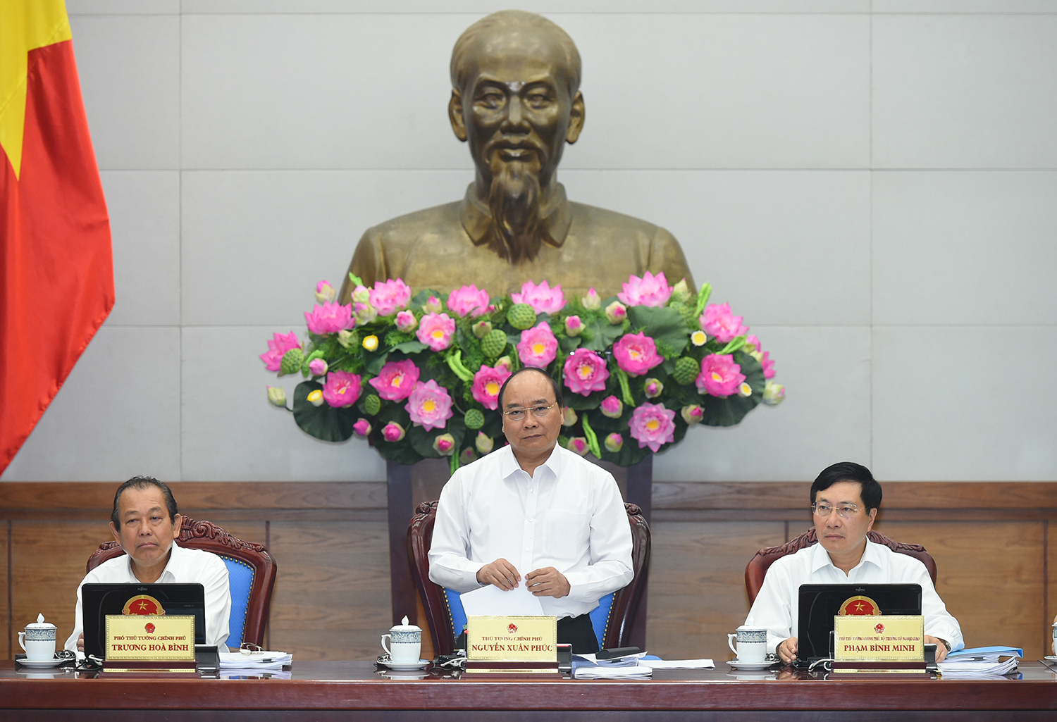 Thủ tướng chủ trì phiên họp Chính phủ thường kỳ tháng 4/2017. Ảnh: Quang Hiếu