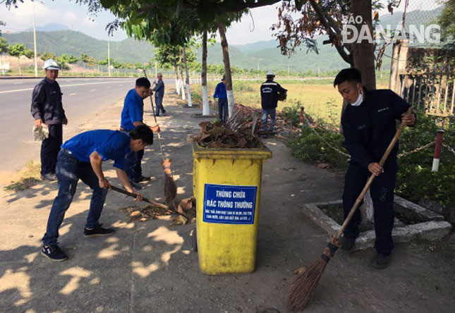 Chi đoàn Công ty CP Thép Đà Nẵng tham gia dọn vệ sinh trong “Ngày thứ bảy tình nguyện” do đơn vị tổ chức.