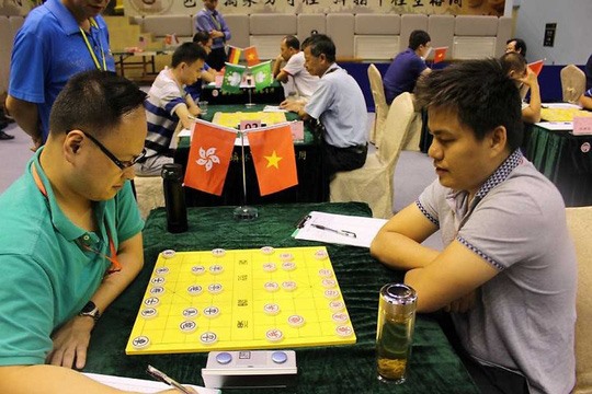 Lai Ly Huynh (right) competes in a tournament in China last year. He is leading the national championships in Da Nang.