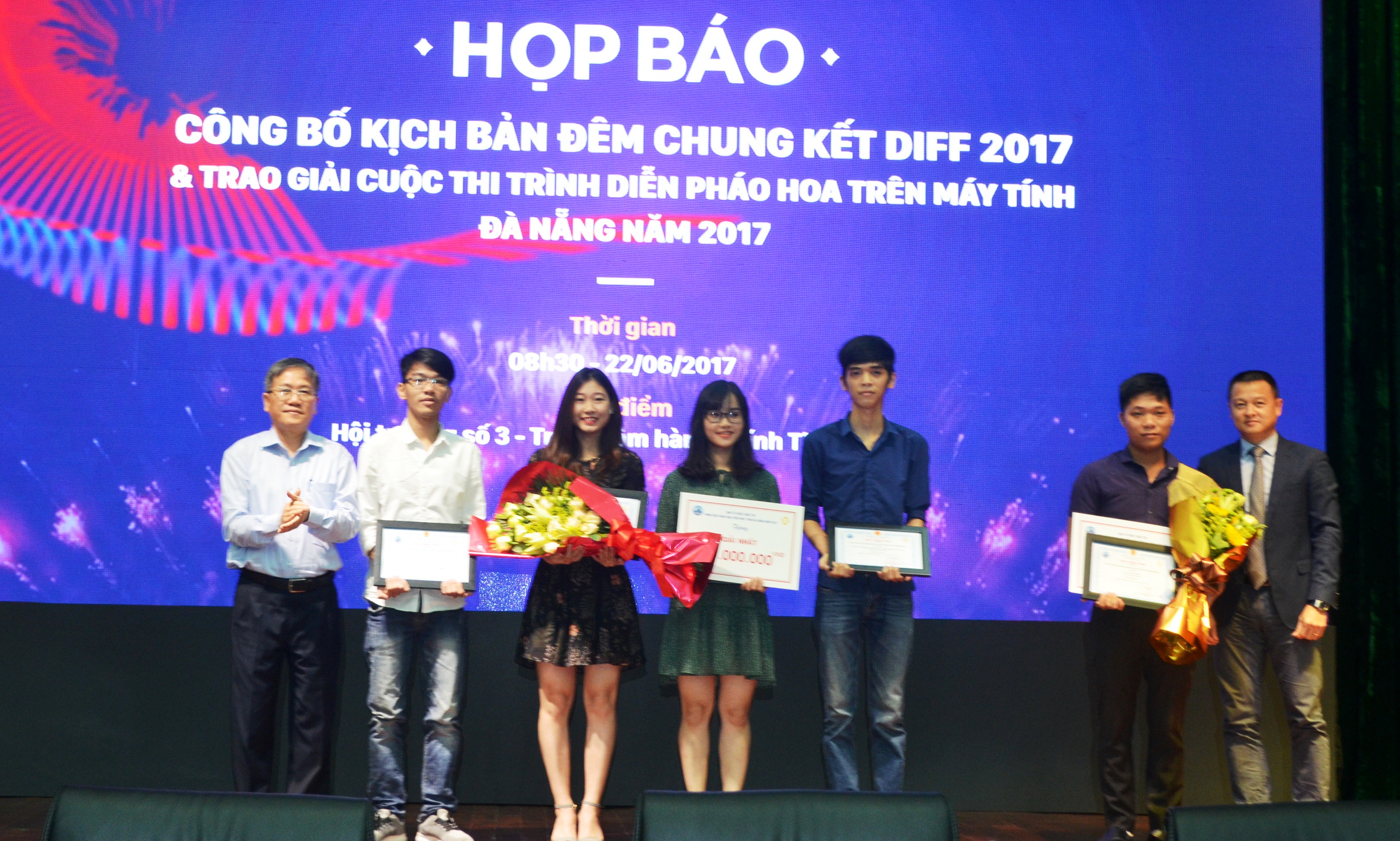 Ban tổ chức DIFF 2017 trao giải cho ba tác phẩm đoạt giải cao nhất cuộc thi Trình diễn pháo hoa trên máy tính 2017.