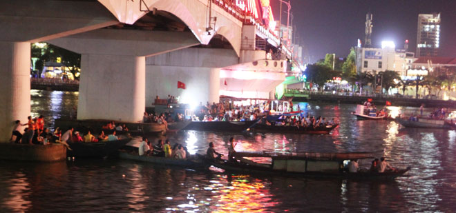 Rất nhiều ghe, thuyền chở người không mặc áo phao xem pháo hoa ở khu vực cầu Sông Hàn