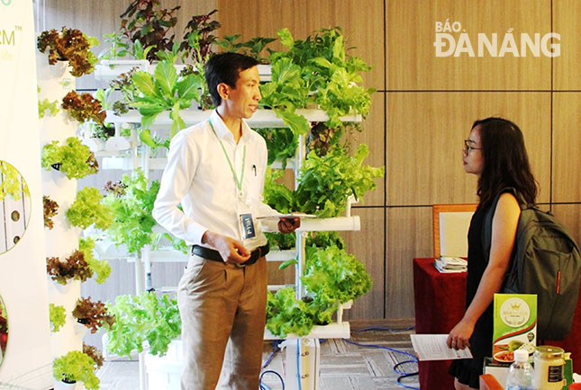 Anh Nguyễn Quốc Phong giới thiệu giải pháp rau sạch nhà phố với khách hàng.