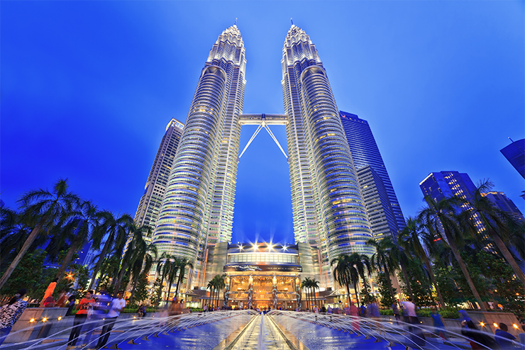 Tháp đôi Petronas là địa điểm check in đến không thể thiếu khi đến Kuala Lumpur