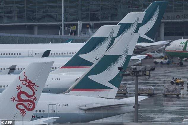 Máy bay xếp hàng chờ bão tan tại sân bay quốc tế Hong Kong. Ảnh: AFP.