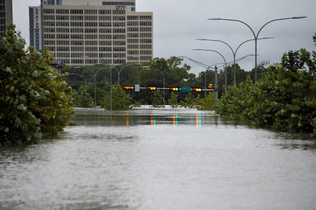Thống đốc Abbott cho biết thêm rằng khoảng 250 con đường ở bang này đã bị đóng cửa do lũ lụt. (Ảnh: Reuters)