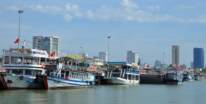 Tàu du lịch trên sông Hàn. Ảnh: THÀNH LÂN