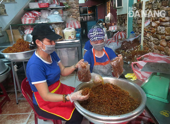 Cơ sở sản xuất tương ớt, cá tẩm gia vị Nghi Hà của chị Bùi Thị Thu Hà (phường Hòa Thuận Đông, quận Hải Châu) tạo việc làm cho hơn 10 lao động nữ tại địa phương.