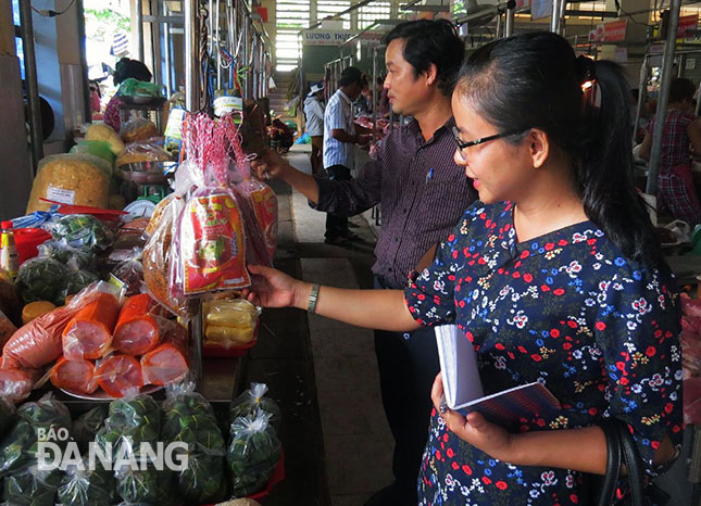 Hội Liên hiệp Phụ nữ quận Thanh Khê phối hợp Ban Quản lý chợ Phú Lộc giám sát, nhắc nhở các tiểu thương thực hiện an toàn vệ sinh thực phẩm.