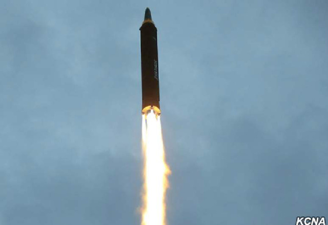 Bản tin của KCNA cho biết, tên lửa được phóng đi là tên lửa tầm trung Hwangsong-12. Tên lửa này đã rơi xuống khu vực được tính toán trước ở Thái Bình Dương và không đe dọa đến bất cứ quốc gia láng giềng nào. (Ảnh: KCNA)
