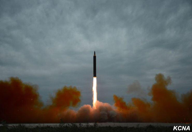 Sáng sớm 29/8, Triều Tiên đã phóng đi một tên lửa từ khu vực gần thủ đô Bình Nhưỡng. Tên lửa bay về hướng đông, bay xa khoảng 2.700km và bay cao 550km, qua không phận ở vùng đảo Hokkaido của Nhật Bản trước khi rơi xuống Thái Bình Dương cách đó khoảng 1.180km về phía đông. (Ảnh: KCNA)