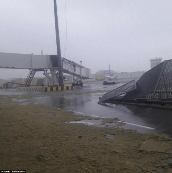 Sân bay Princess Juliana tại St Martin bị bão tàn phá.