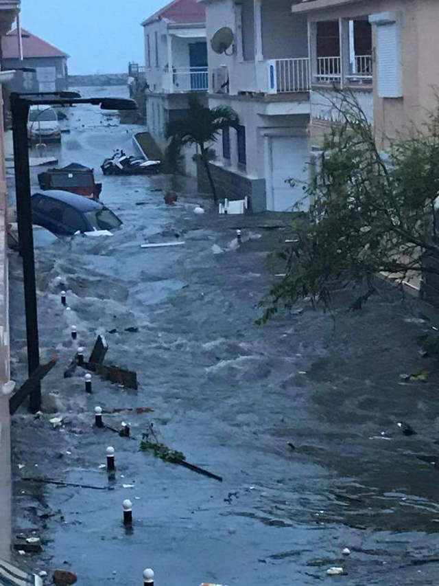 Lượng mưa lớn dẫn đến nước dâng cao ngập nhà, nhấn chìm nhiều phương tiện.