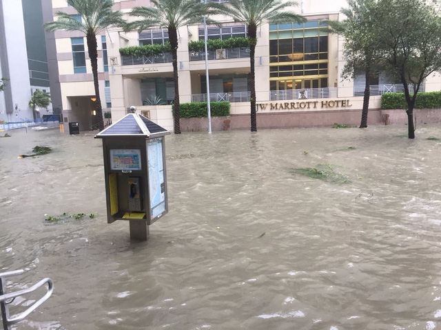 Khách sạn Marriott ngập trong nước tại Miami (Ảnh: NicoSan/Twitter)