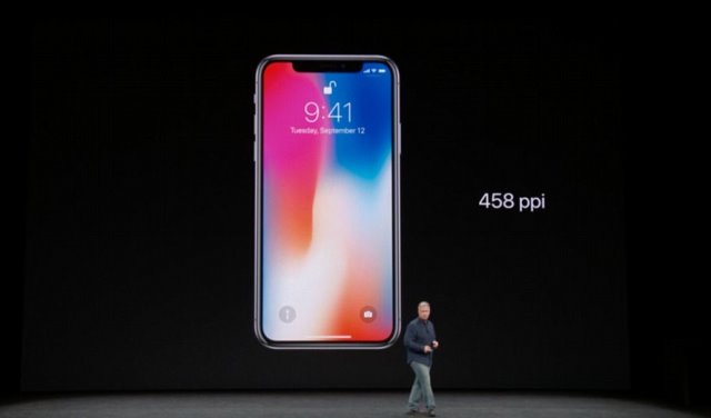 Phó chủ tịch tiếp thị toàn cầu của Apple Phil Schiller bước lên sân khấu giới thiệu về chiếc iPhone X dùng hệ điều hành iOS 11. 