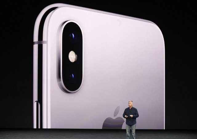 iPhone X có camera kép 12 megapixel trong khi đó ông Schiller khẳng định camera trước mang đột phá cho selfie với chế độ chân dung.