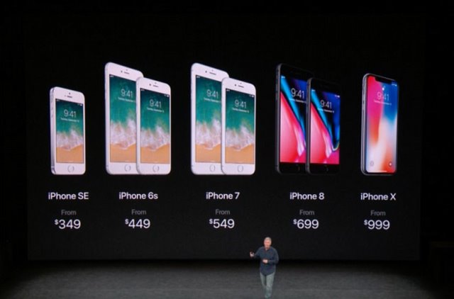 Phiên bản iPhone X 64 GB có giá 999 USD, 256 GB là 1.149 USD.
