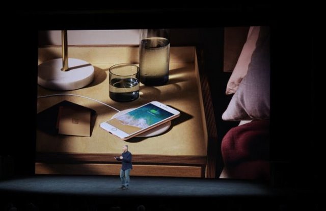 iPhone 8 cũng có tính năng sạc không dây giống iPhone X. Khi sạc pin, cần có tiếp xúc giữa mặt sau của iPhone và một bề mặt đặc biệt. Apple khẳng định công nghệ này sẽ xuất hiện tại các cửa hàng, sân bay trên toàn thế giới trong tương lai.