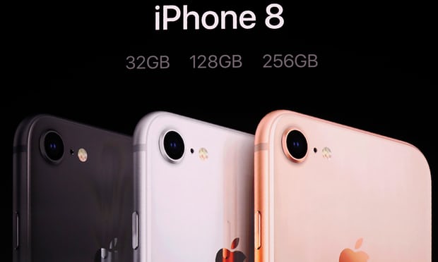 iPhone 8 dự kiến có 3 màu: xám, vàng và bạc với giá thành là 699 USD trong khi iPhone 8 Plus là 799 USD với bộ nhớ 64 GB. 
