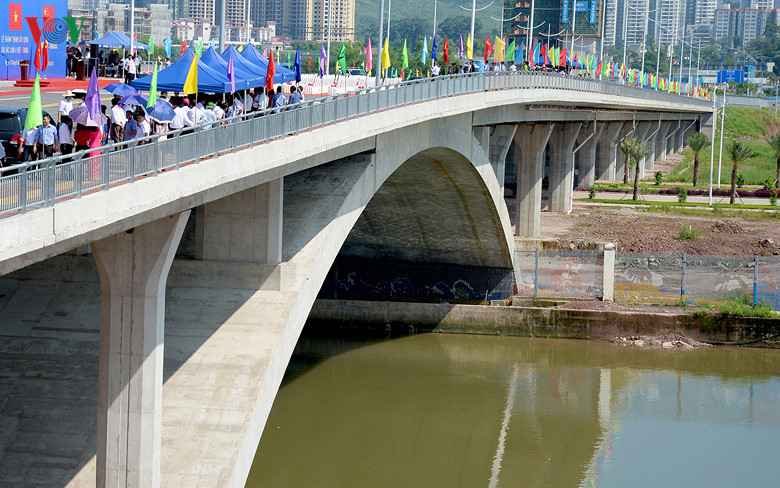 Phần cầu phía Việt Nam được giao cho Sở GTVT Quảng Ninh quản lý và điều hành thi công, dài 154,4m với tổng mức đầu tư trên 336 tỉ đồng.
